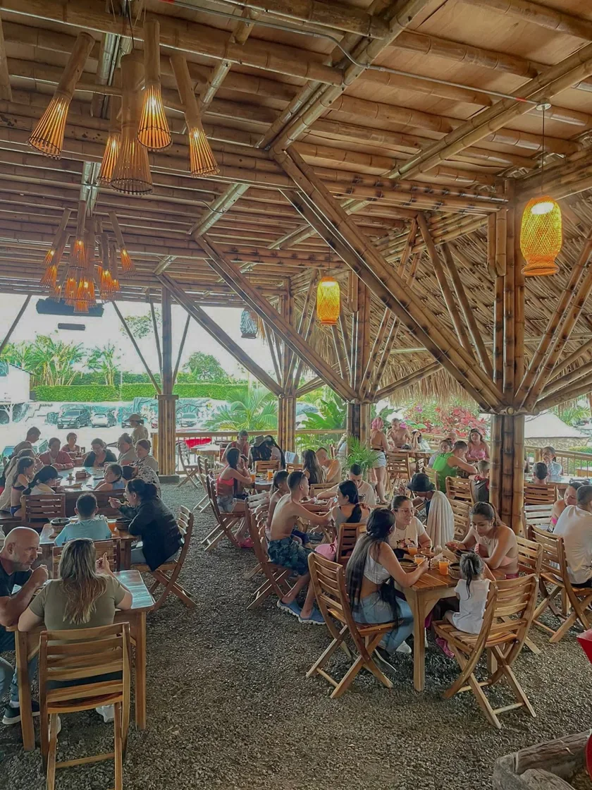 Visitantes compartiendo en el restaurante de guadua del parque