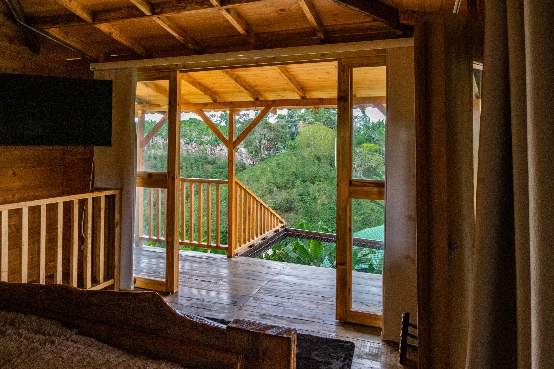 Balcón de la Casa del Árbol abierto hacia el paisaje del Quindío