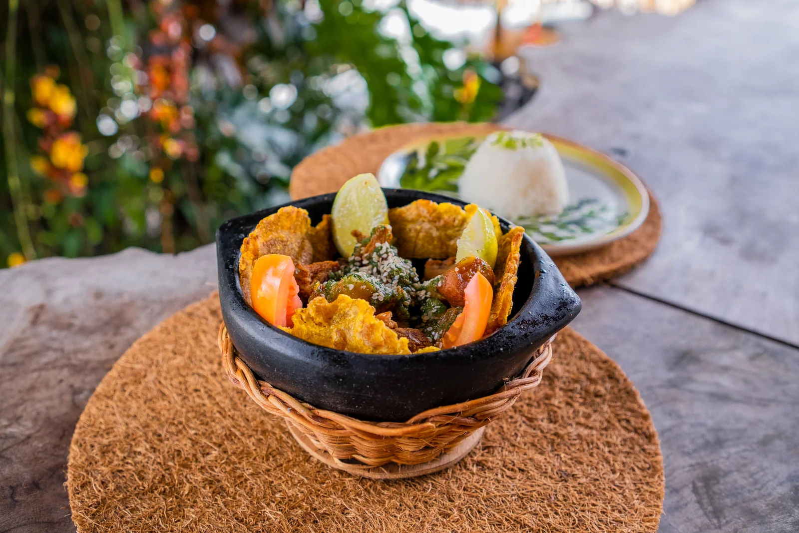 Plato del restaurante de Quimbayas, con patacones y acompañamientos